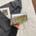 Pochette de soirée argentée avec boucle ovale dorée et chaîne sur fond de tissu - Argent
