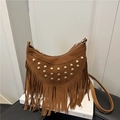 Borsa hobo bohémien in camoscio caramello scuro con borchie e frange lunghe - Marrone
