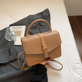 Borsa a tracolla in PU kaki con patta intrecciata e cinturino regolabile su sfondo neutro - Cachi