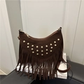Borsa a mezzaluna in camoscio marrone con borchie metalliche e frange bohémien - Marrone