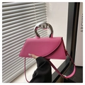 Bolso trapezoidal rosa con un asa de metal plateado única de estilo artístico - Rosa Rojo