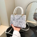 Grau-weiße Jacquard-Einkaufstasche mit Griffen und Schultergurt im edlen Design - Gebrochenes Weiß