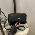 Bolso bandolera minimalista de cuero negro brillante con detalle de corazón dorado - Negro