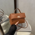 Sac bandoulière en cuir marron caramel avec texture pied-de-poule et boucle dorée - Marron