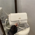 Elegante bolso bandolera blanco crema con hebilla de corazón dorado y correa de cuero - Blanco