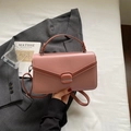 Borsa a tracolla rosa antico chic con bordo a contrasto e patta magnetica in ecopelle - Rosa