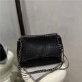 Klassieke zwarte gevlochten crossbodytas met gouden ketting en envelopsluiting - Zwart