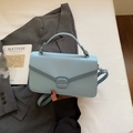 Elegante borsa a tracolla in pelle scamosciata azzurra con manico e dettagli argento - Blu