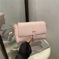 Borsa a tracolla rosa chiaro minimalista con chiusura a cuore dorato e cinturino - Rosa
