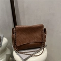 Sac à bandoulière en cuir tressé marron avec chaîne argentée sur socle blanc - Marron