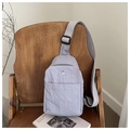 Dettaglio della borsa a tracolla in nylon grigio chiaro con logo M e tracolla regolabile - Viola