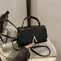 Elegante bolso de charol negro con hebilla en V dorada y correa de hombro versátil - Negro