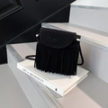 Borsa a tracolla in pelle scamosciata nera con frange boho e dettagli metallici - Nero