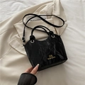 Elegante borsa a secchiello plissettata nera con logo dorato e tracolla regolabile - Nero
