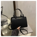 Dettaglio borsa in pelle PU nera con manico a nodo e scritta fashion gialla di tendenza - Nero