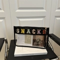 Διάφανη τσάντα PVC με πολύχρωμο κέντημα SNACKS και μαύρη λαβή με φερμουάρ για ταξίδια - Μαύρο