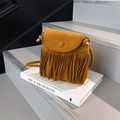 Borsa a tracolla senape in finto camoscio opaco con frange e chiusura a patta magnetica - Marrone