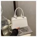 Dettaglio borsa a mano in pelle bianca con scritte dorate e manici con nodi decorativi - Bianco