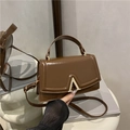 Bolso de mano en cuero marrón brillante con hebilla dorada y correa de hombro mujer - Marrón