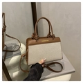 Dettaglio borsa in tela con manici ad anello intrecciati e finiture in pelle su base - Marrone Patchwork