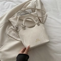 Borsa a secchiello bianca marmorizzata con logo dorato e tracolla sottile - Bianco