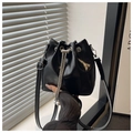 Detalle de bolso cubo negro brillante con cadena de plata y adornos de perlas - Negro