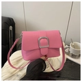 Dettaglio della borsa in pelle rosa con grande fibbia argentata e tracolla sottile - Rosa
