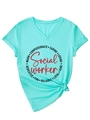 Dettaglio della t-shirt verde menta con scollo a V, grafica Social Worker e orlo annodato - S / Blu Acqua Profonda (Stampa Nera)