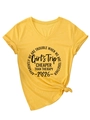 Dettaglio di una t-shirt gialla con scollo a V, stampa Girl's Trip e nodo laterale - S / Giallo