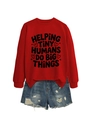 Détail du sweat rouge avec texte 'Helping Tiny Humans' et short en jean bleu avec franges - S / Rouge (Police Noire)