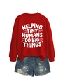Détail du sweat rouge Helping Tiny Humans et du short en jean sur fond blanc uni - S / Rouge (Police Blanche)