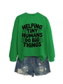 Détail à plat du sweat vert avec slogan Helping Tiny Humans et ensemble de shorts en jean - S / Vert Herbe (Police Noire)