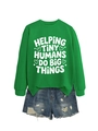 Mise à plat d'un sweat-shirt vert avec texte et d'un short en jean bleu délavé - S / Vert Herbe (Police Blanche)