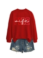 Dettaglio della felpa rossa girocollo con stampa Fire Wife e pantaloncini in denim - S / Rosso (Lettere Bianche Grafica)