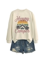 Détail du sweat Happy Camper avec imprimé montagne et ensemble short en jean usé - Sable