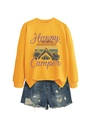 Mise à plat du sweat jaune Happy Camper associé à un short en jean délavé - Jaune