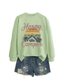 Détail du sweat-shirt vert sauge avec imprimé vintage soleil et montagne Happy Camper - Vert olive