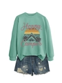 Détail du sweat Happy Camper vert menthe avec imprimé montagne et short en jean - Vert clair