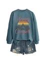 Mise à plat du sweat Happy Camper avec imprimé rétro et short en jean déchiré - Bleu