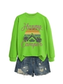 Sweat Happy Camper vert avec short en jean vieilli sur fond blanc pour un look décontracté - Vert Fluorescent