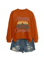 Détail du sweat orange Happy Camper avec motif rétro et short en jean bleu délavé à trous - Orange Brûlé