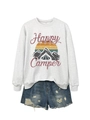 Gros plan de l'imprimé Happy Camper sur un sweat-shirt gris clair à manches longues - Blanc Cassé
