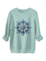 Detailopname van de mintgroene crewneck-sweatshirt met blauwe glitter sneeuwvlokprint - Lichtgroen