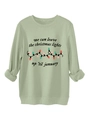 Primer plano de sudadera verde salvia con estampado de luces navideñas y texto artístico - Verde oliva