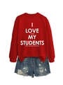 Détail d'un sweat-shirt rouge avec texte blanc imprimé et short en jean bleu - S / Rouge (Police Blanche)