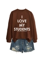 Détail d'un sweat marron foncé avec inscription blanche et mini-short en jean délavé - S / Café (Police Blanche)