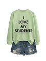 Détail du sweat-shirt vert menthe avec inscription et du short en jean vieilli - S / Vert Olive (Police Noire)