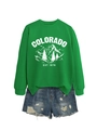 Détail de l'imprimé montagne Colorado EST 1876 sur le sweat à col rond vert - S / Vert Herbe (Imprimé Blanc)