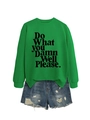 Dettaglio di una felpa verde con scritta grafica abbinata a pantaloncini di jeans strappati - S / Verde Erba (Carattere Nero)