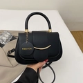 Bolso bandolera minimalista de cuero negro con herrajes dorados y detalle de etiqueta - Negro